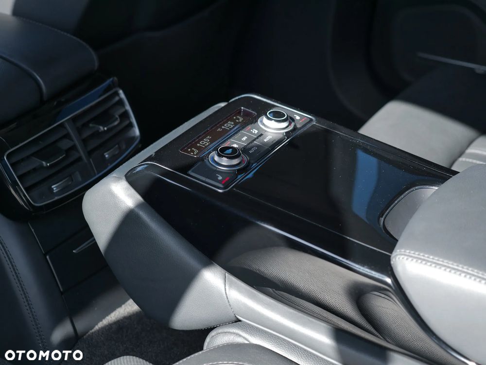 Audi S8 Plus - 27