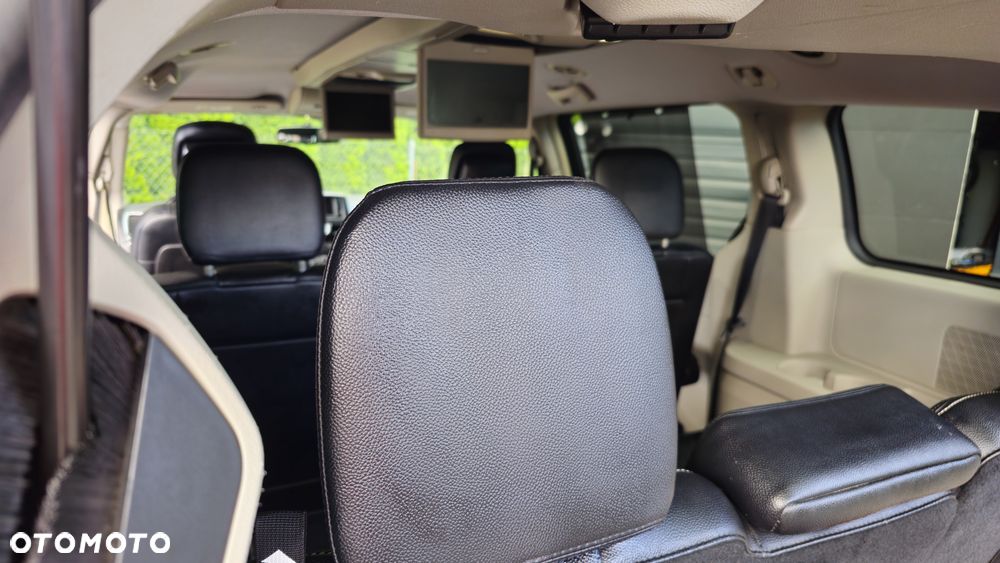 Chrysler Town & Country 3.6 Limited - 10