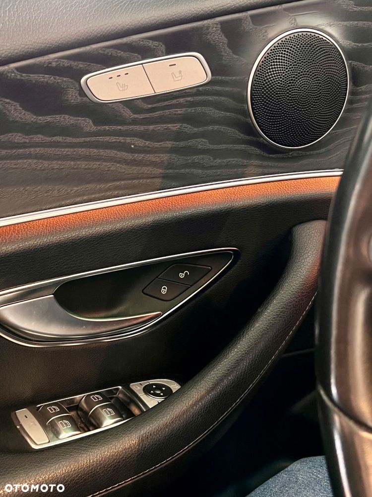 Mercedes-Benz Klasa E 220 d 4-Matic 9G-TRONIC - 25