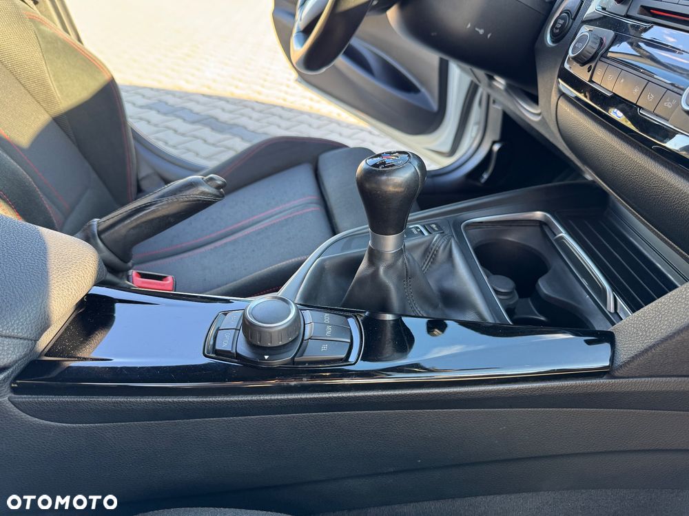 BMW Seria 3 320i Sport Line - 25