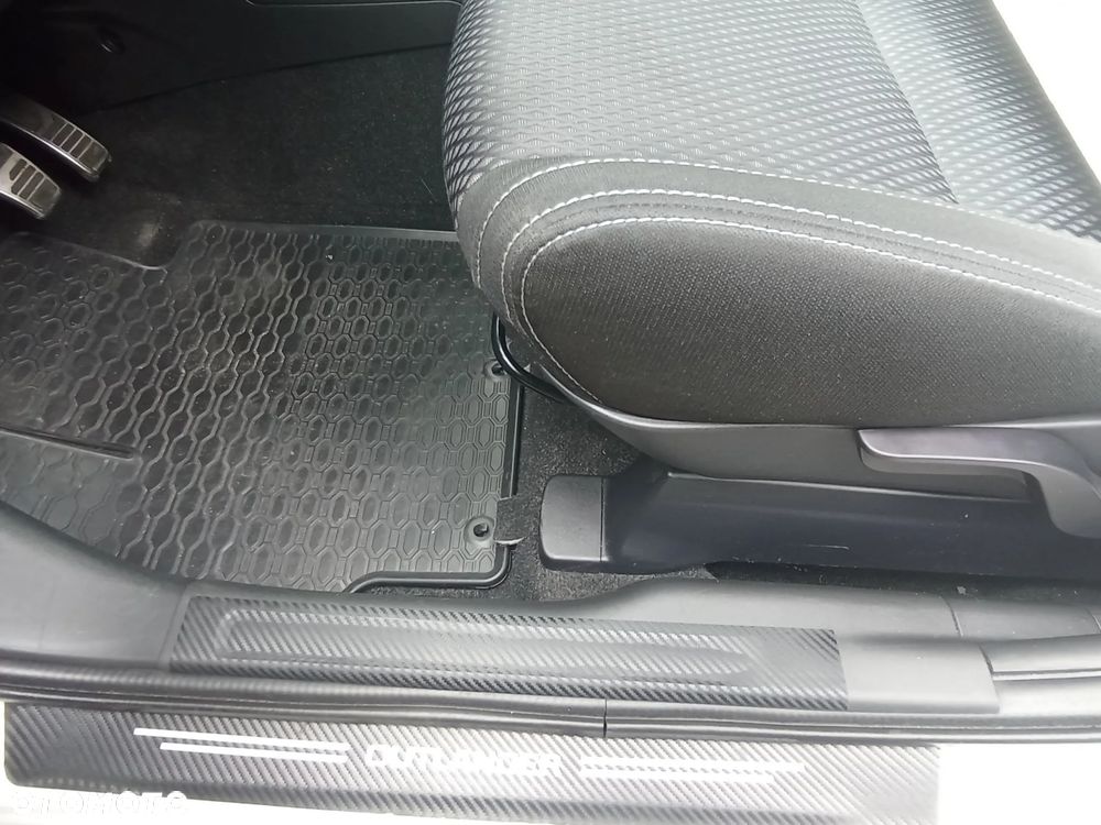 Mitsubishi Outlander 2.0 Invite + 2WD - 14