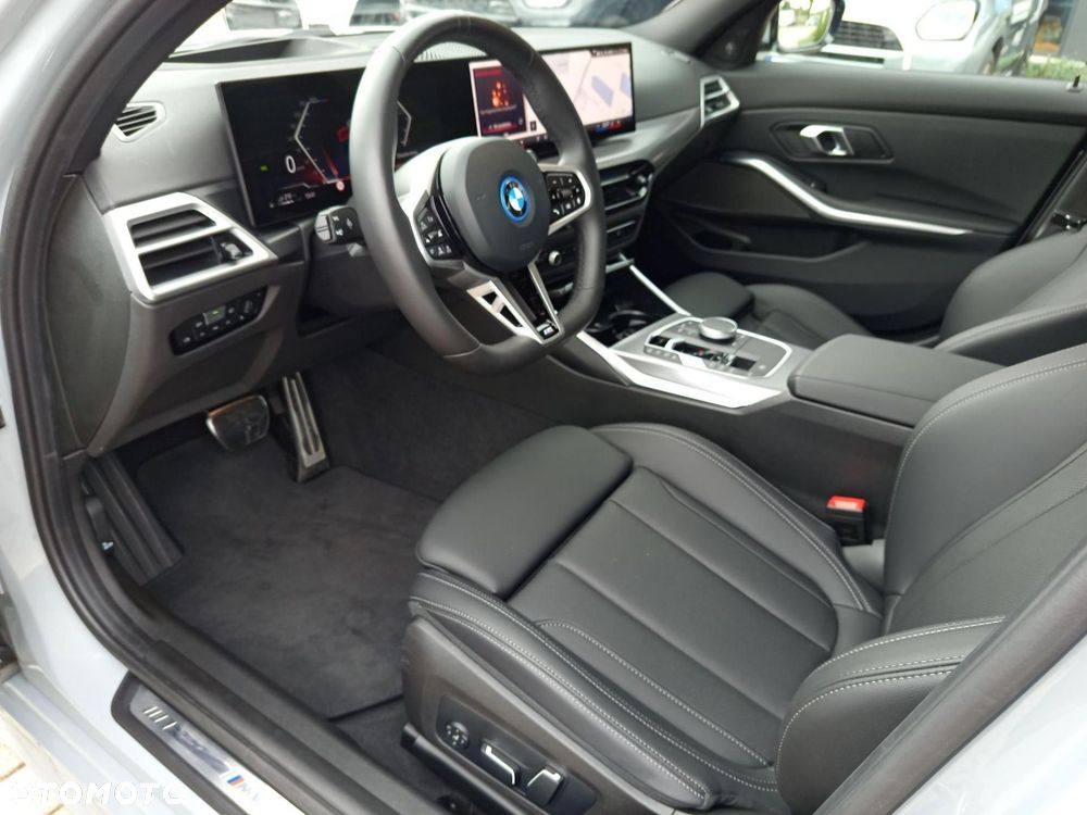 BMW 330E 2025 photo 2