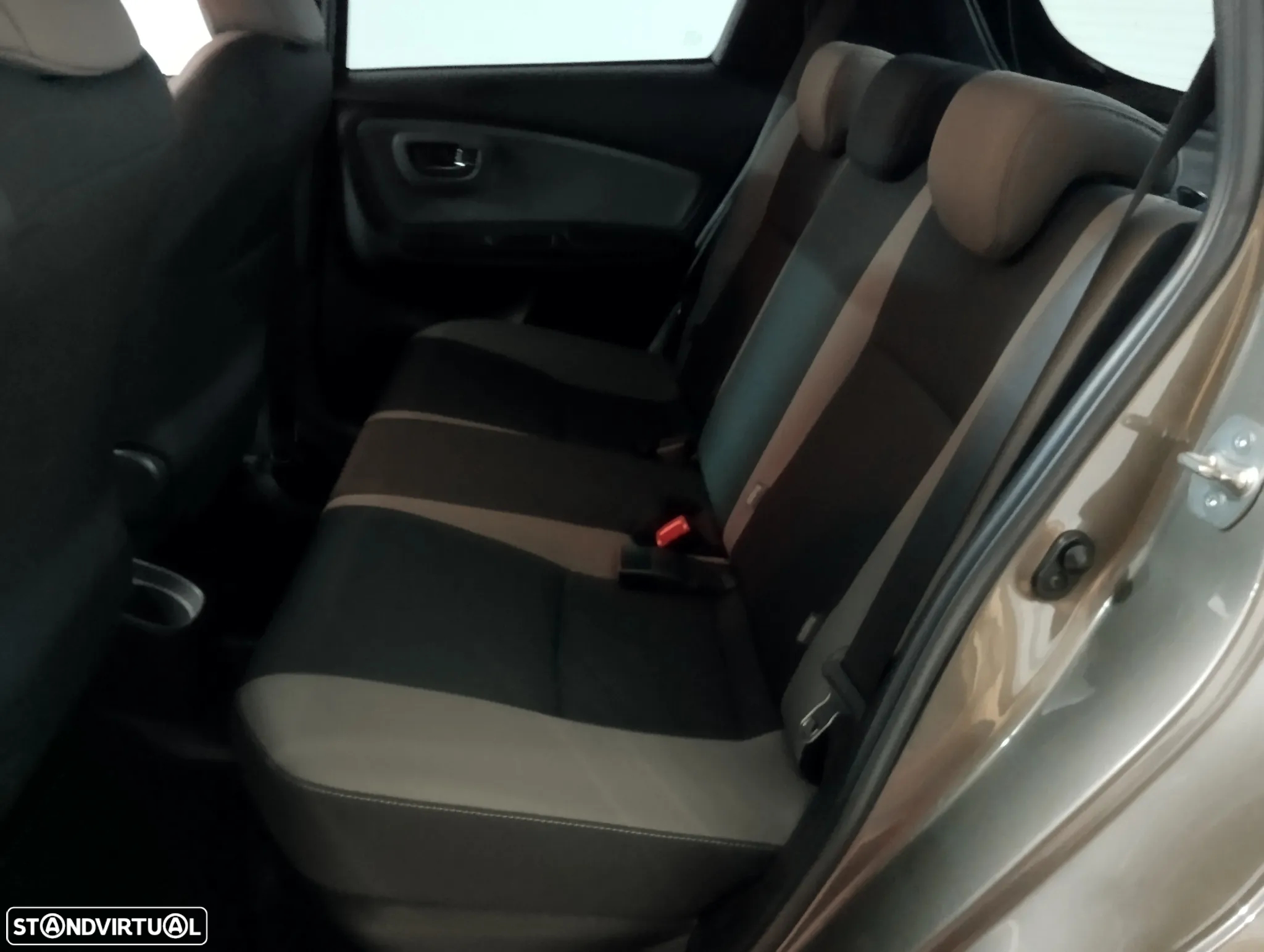 Toyota Yaris 1.5 HSD Square Collec.Bronze - 16