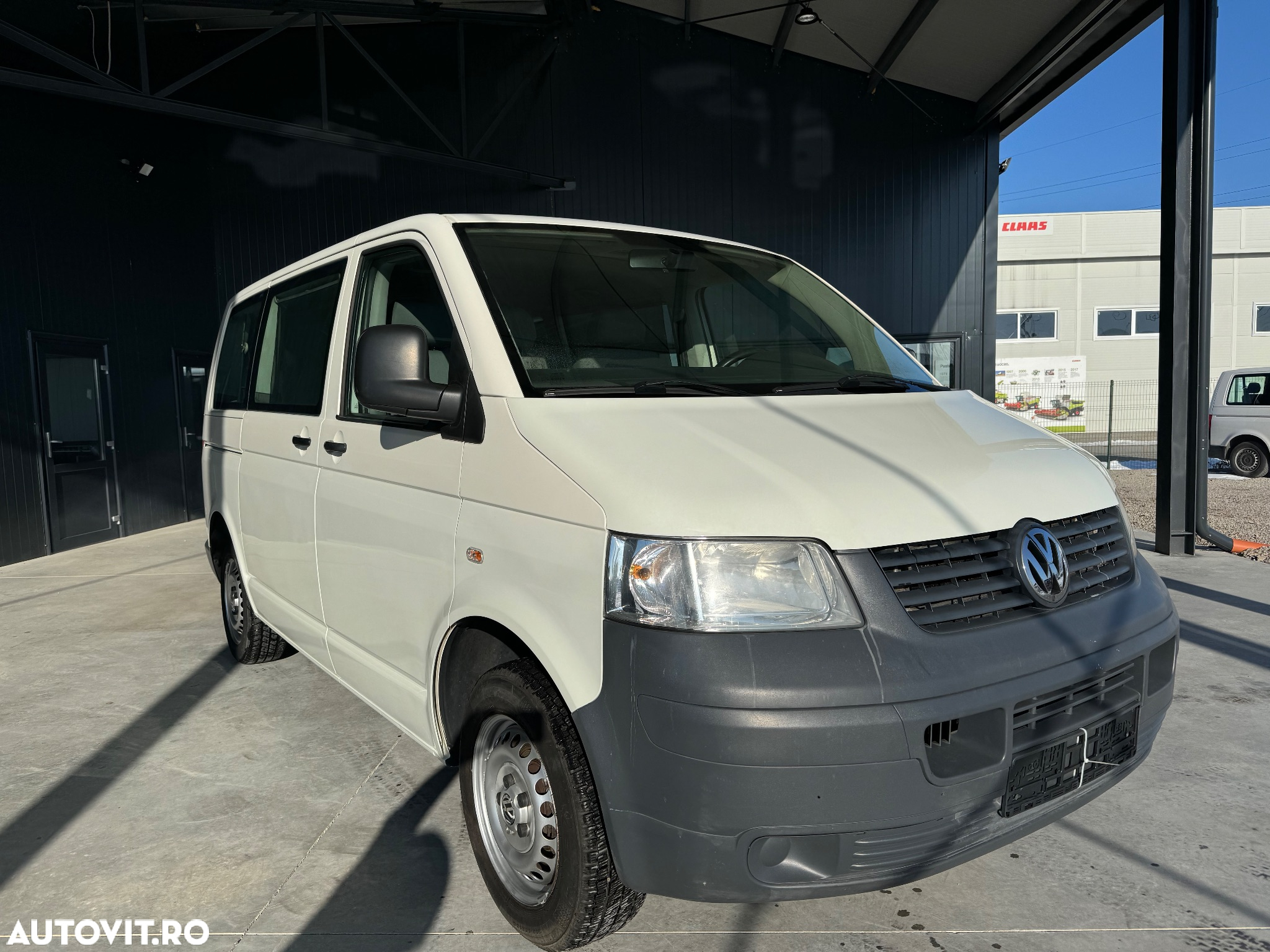 Volkswagen Caravelle - 2