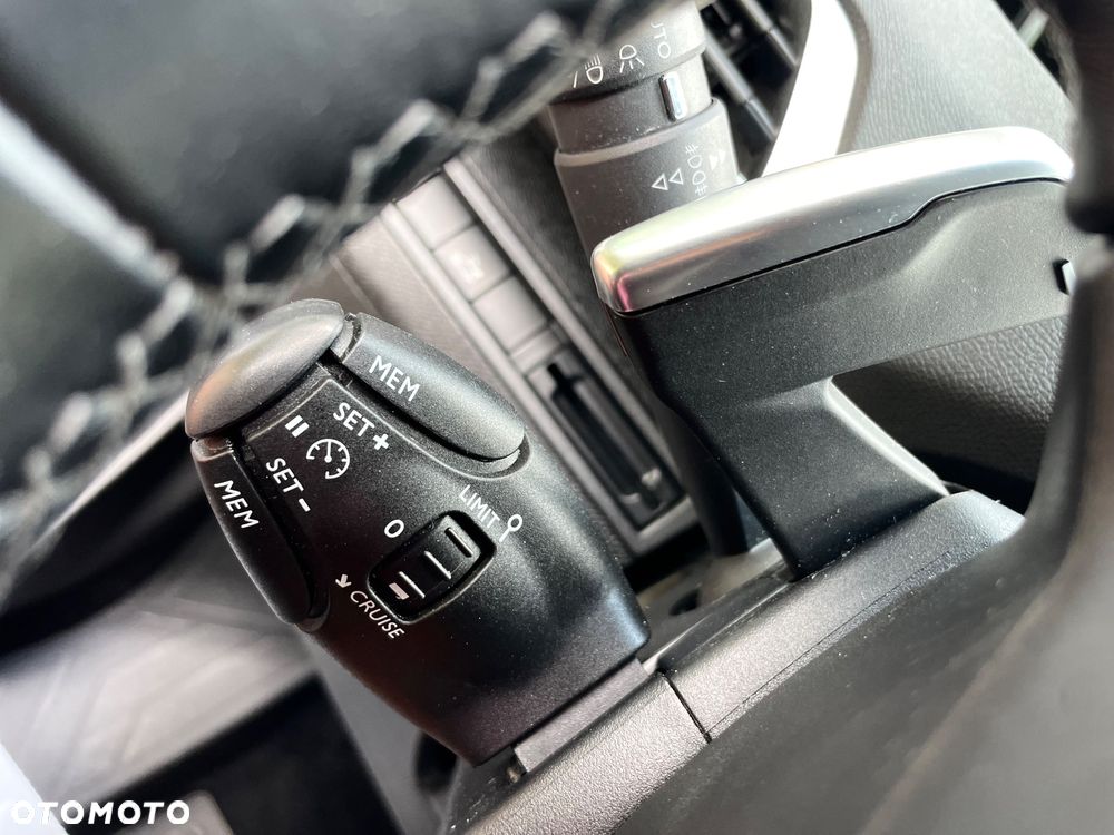 Peugeot 5008 THP 165 EAT6 Allure - 15