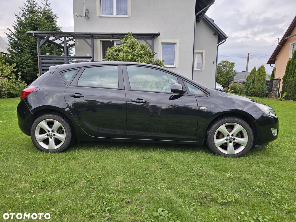 Opel Astra 2010 photo 2