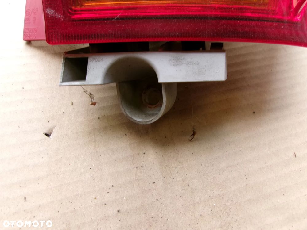 ŚLIZG ZDERZAKA POD LAMPĘ TYŁ TOYOTA AURIS II KOMBI 12-18 - 1