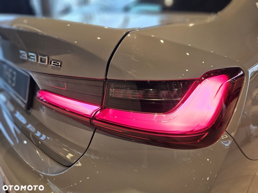 BMW Seria 3 330e - 20