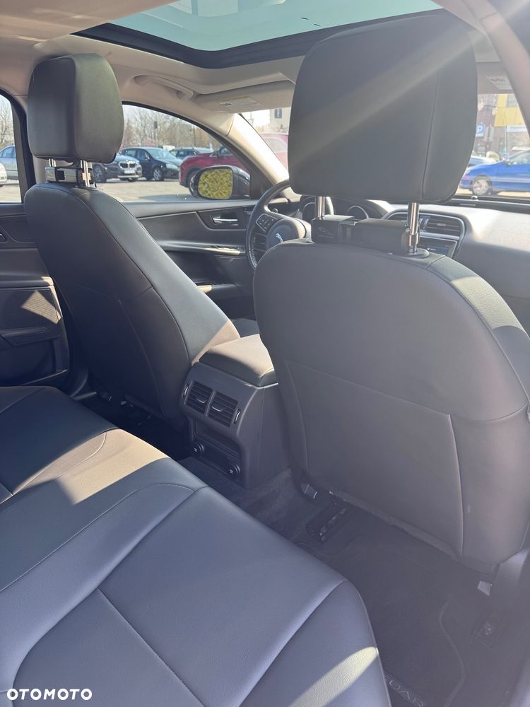 Jaguar XE 25t Prestige - 13
