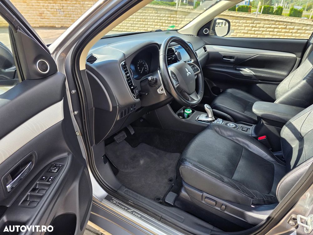 Mitsubishi Outlander 2.0 4WD Plug-In Hybrid Top - 19