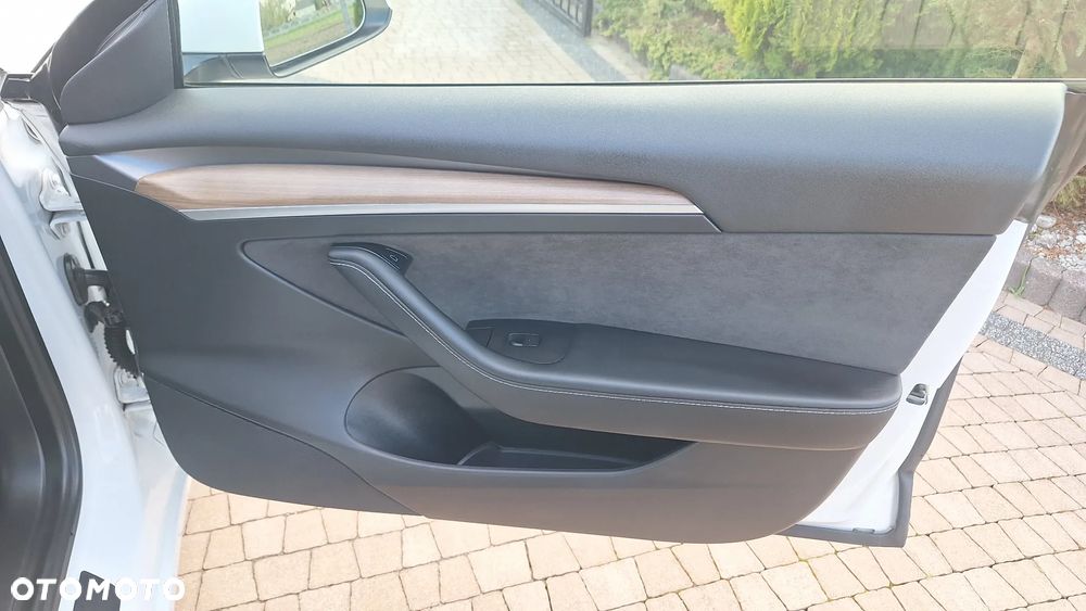 Tesla Model Y - 12