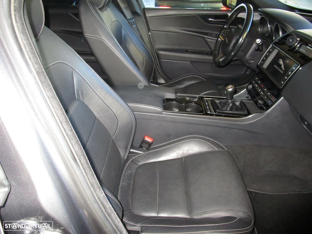 Jaguar XE 2.0 D R-Sport - 21