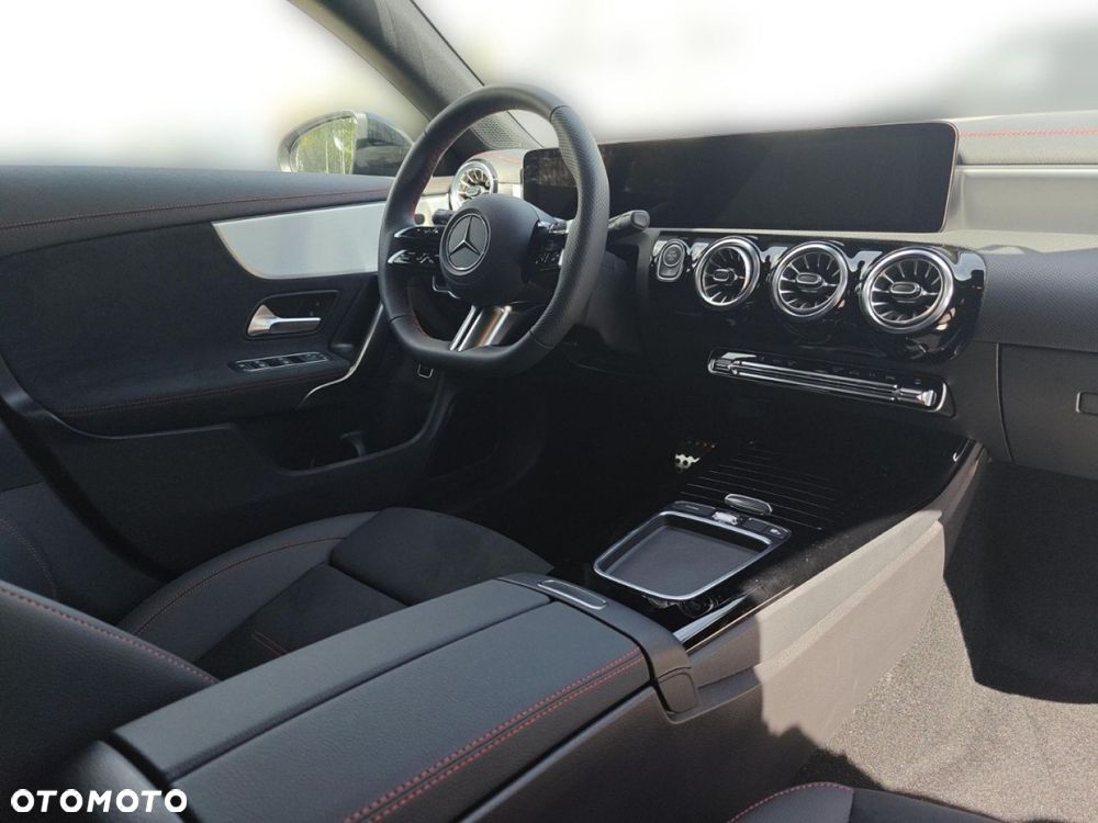 Mercedes-Benz CLA - 12
