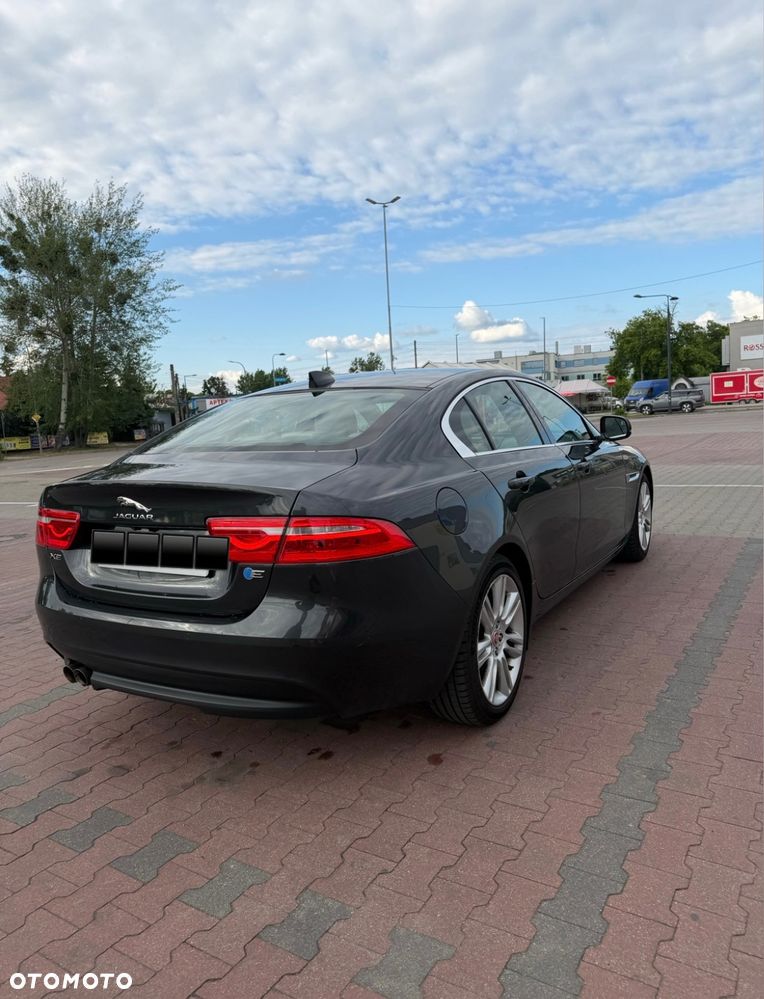 Jaguar XE 2.0 D AWD R-Sport - 5