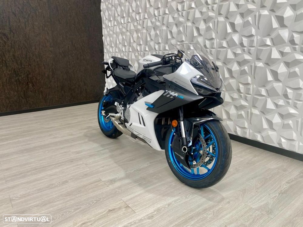 CF Moto 675SR-R - 3