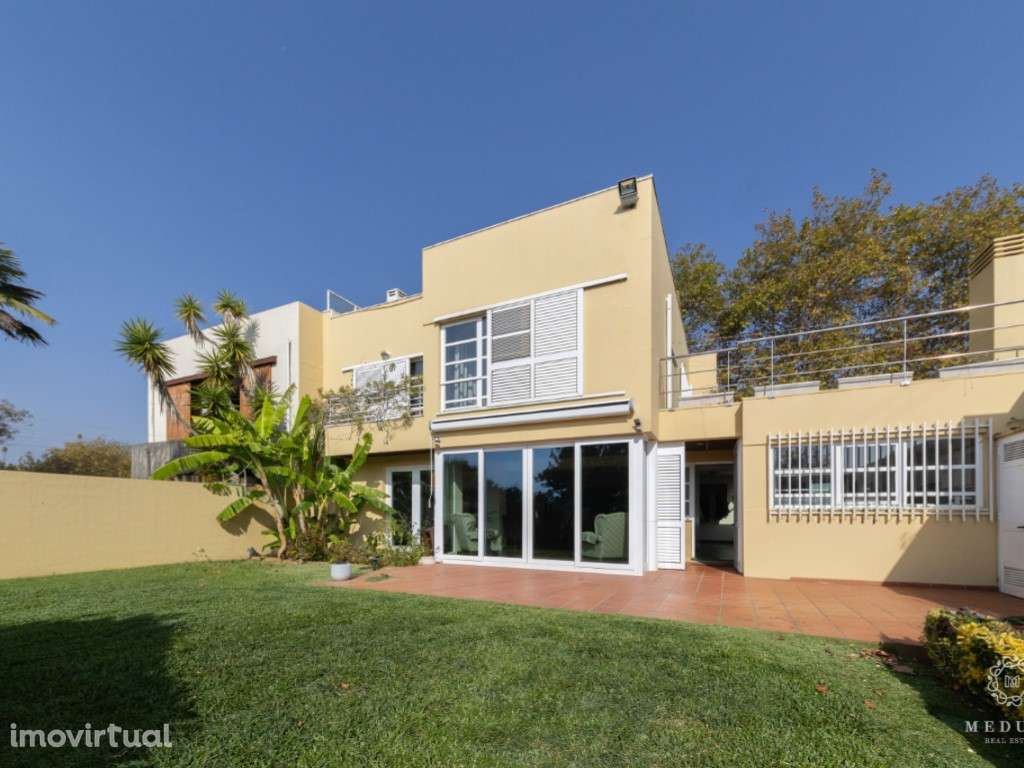 Moradia T5 em Miramar com Espaço, Luz Natural e Potencial para Piscina - Grande imagem: 3/25