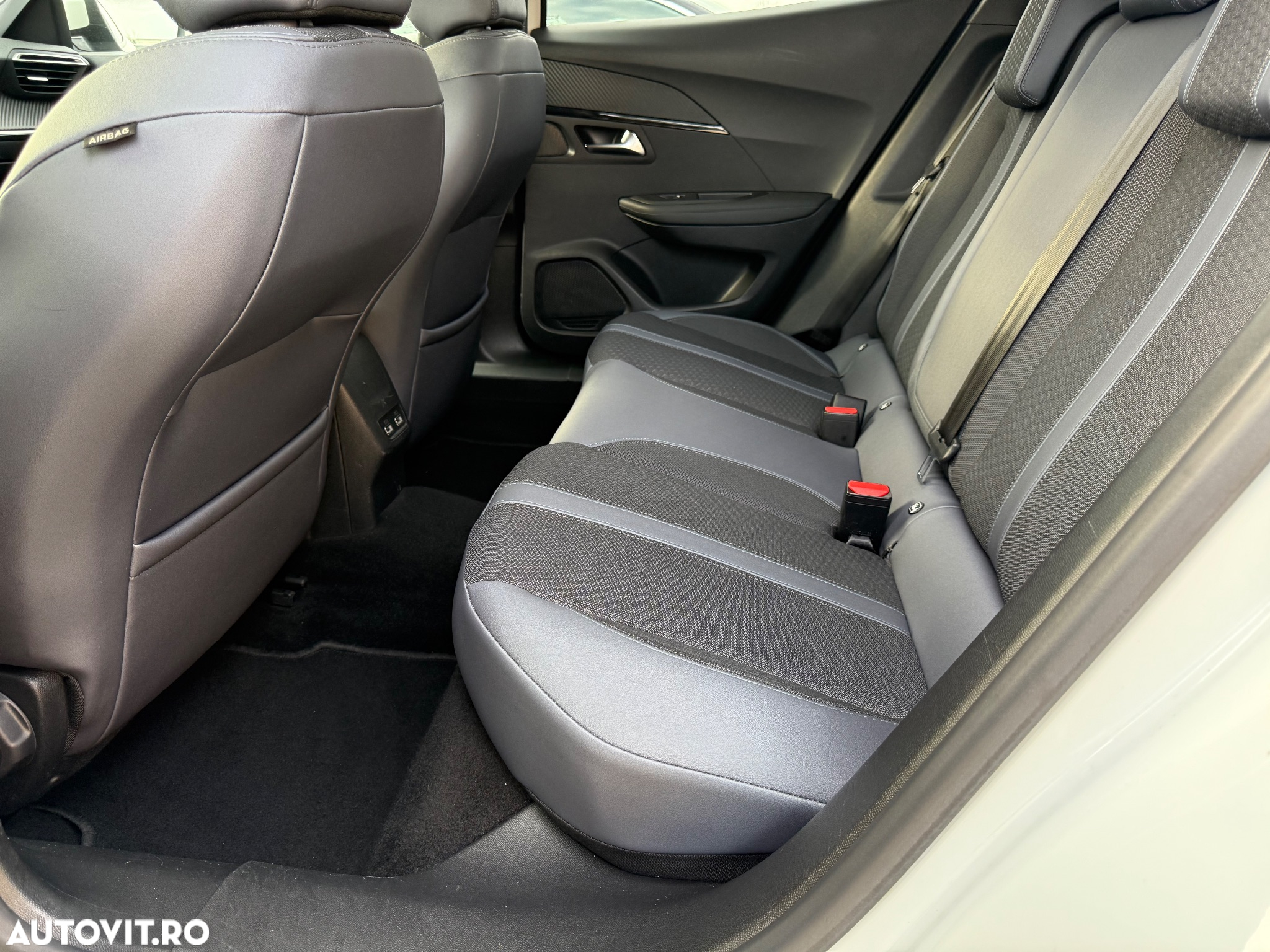 Peugeot 2008 1.5 BlueHDI 130 S&S EAT8 Allure - 14