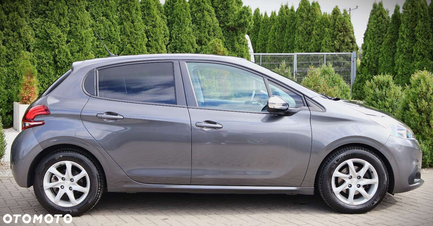 Peugeot 208 - 8
