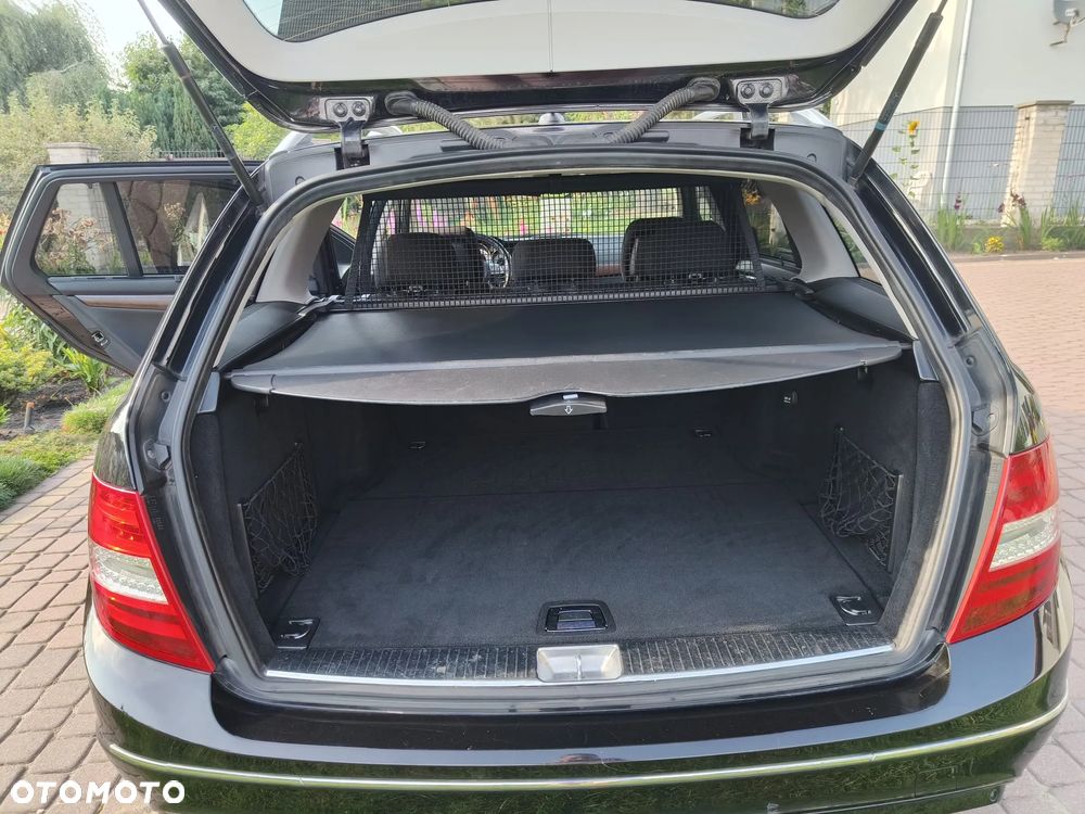 Mercedes-Benz Klasa C 250 CGI T Automatik BlueEFFICIENCY Elegance - 14