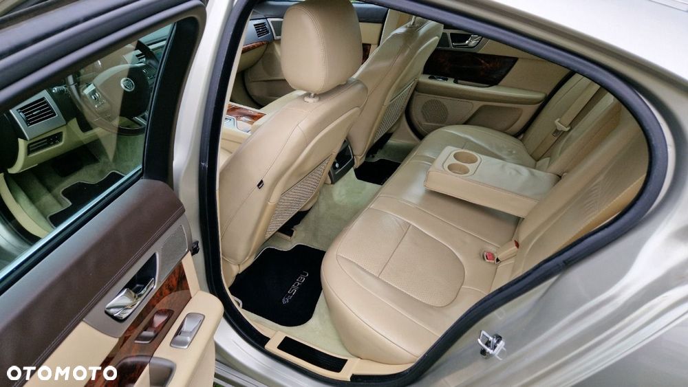 Jaguar XF 3.0 V6 Diesel Sportbrake - 13