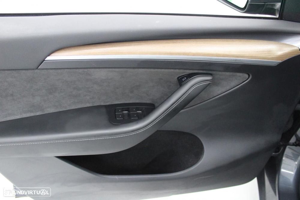 Tesla Model Y Long Range Dual Motor AWD - 9