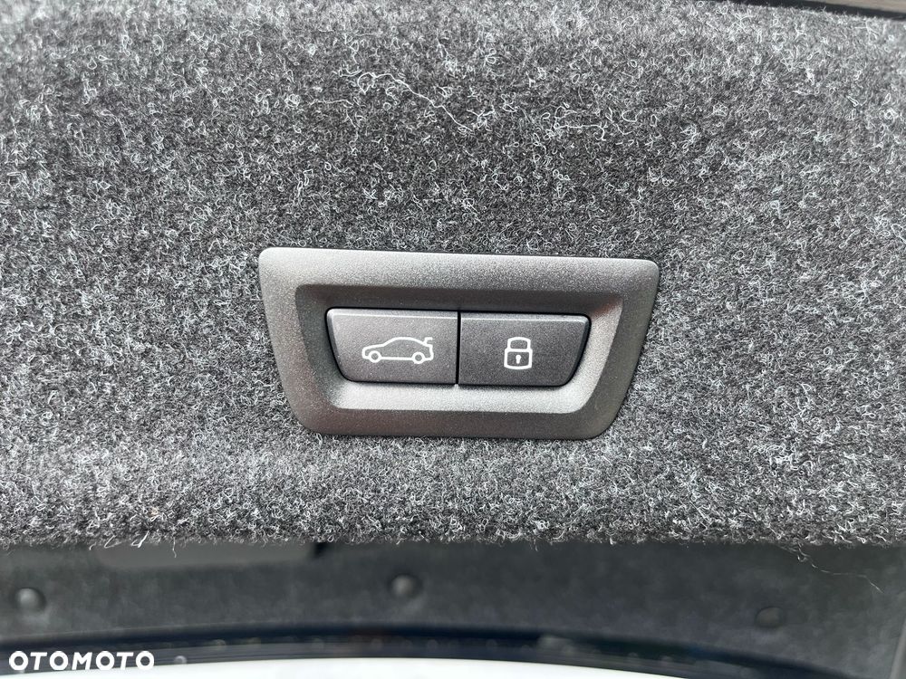 BMW Seria 3 320d xDrive mHEV - 32