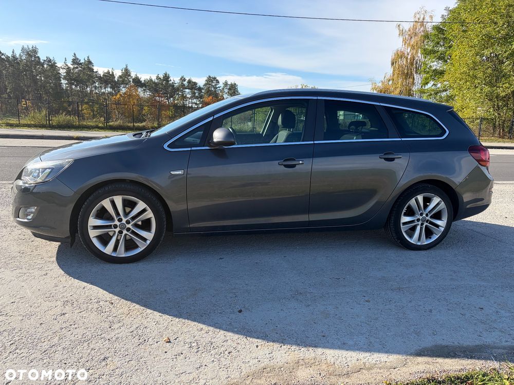 Opel Astra 2011 photo 2