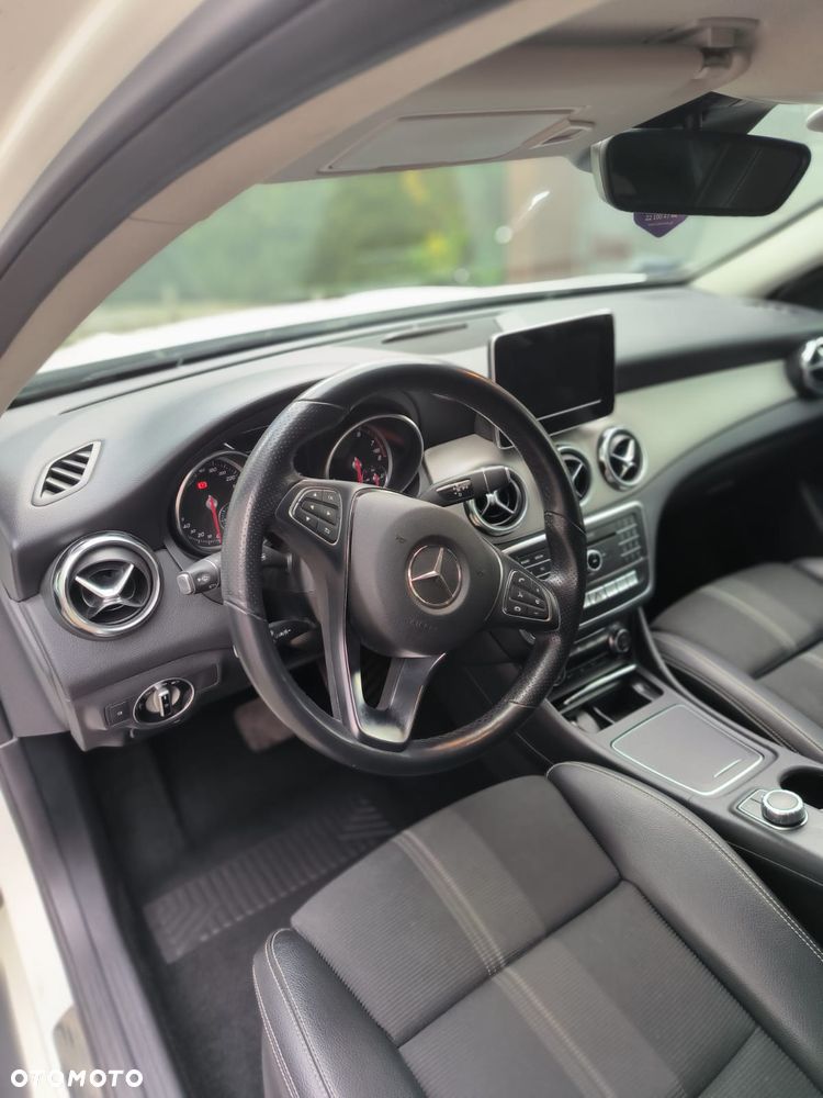 Mercedes-Benz GLA 200 7G-DCT AMG Line - 9