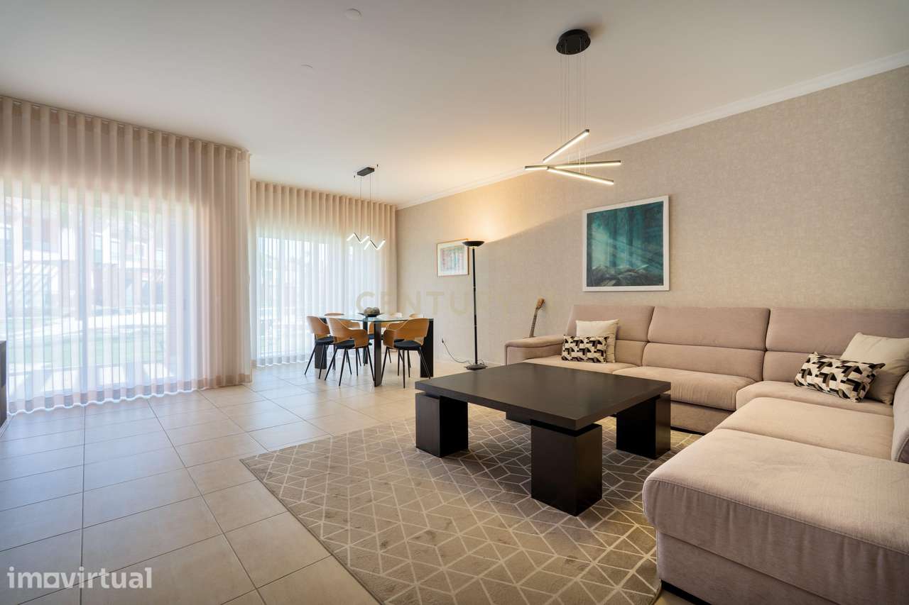 Moradia T2 Geminada com Áreas Amplas, Piscina, Garagem Fechada e Estac - Grande imagem: 3/30