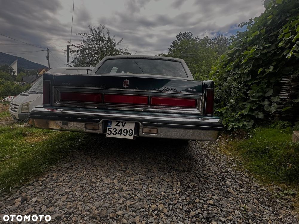 Lincoln Town Car - 2