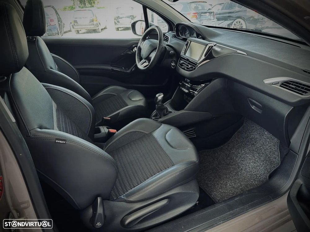 Peugeot 208 - 10