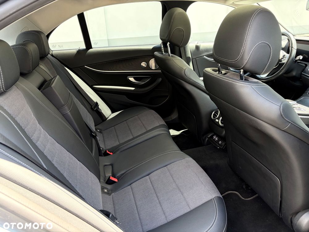 Mercedes-Benz Klasa E 400 d 4-Matic 9G-TRONIC - 35