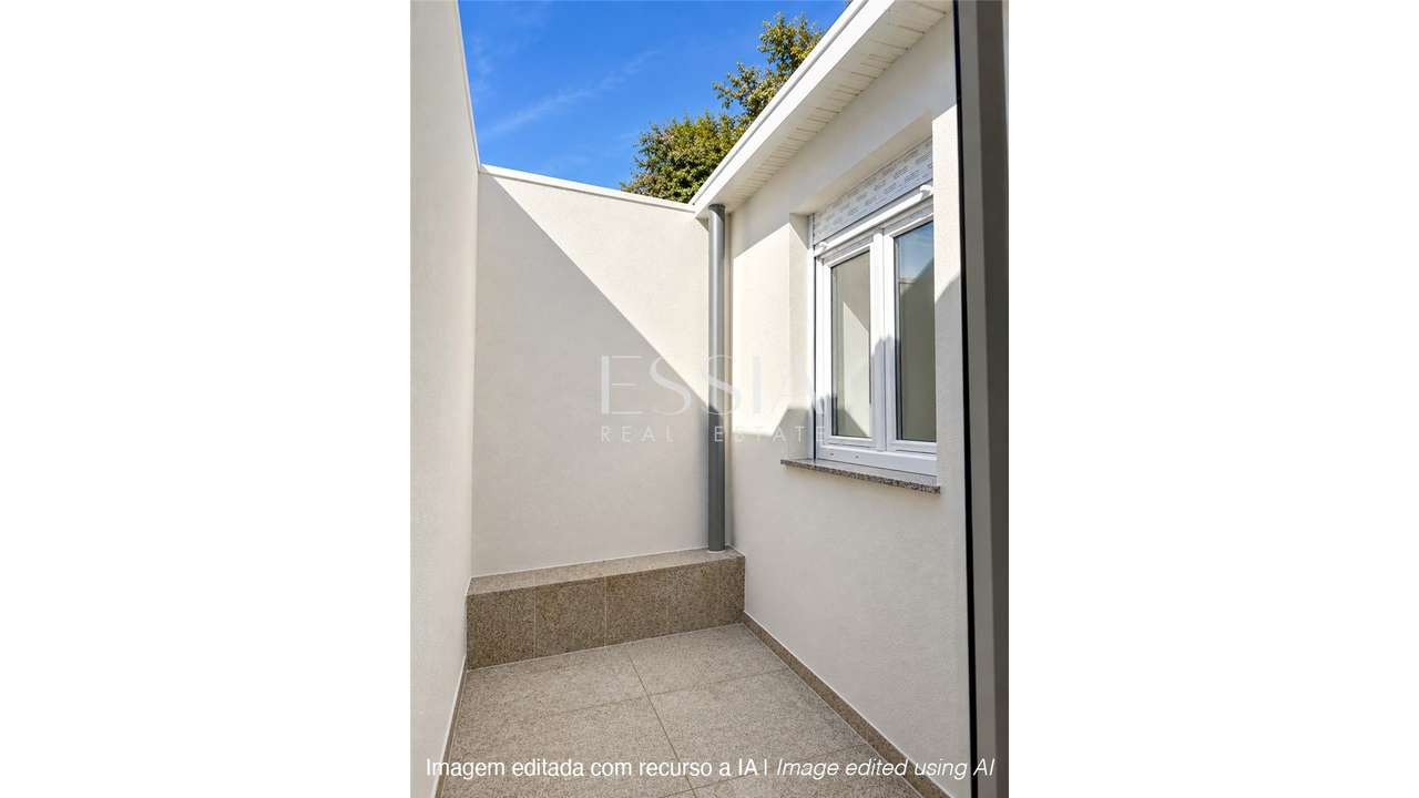 Moradia T3 Remodelada com Terraço em Canelas - Grande imagem: 3/20