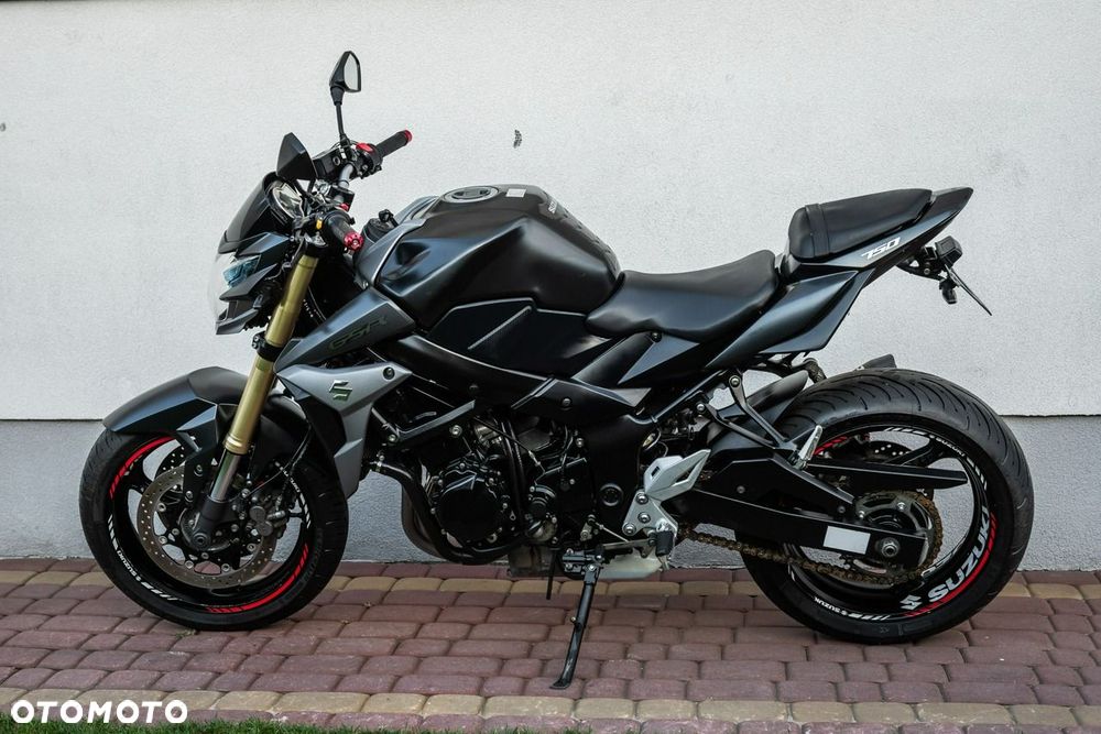 Suzuki GSR - 6