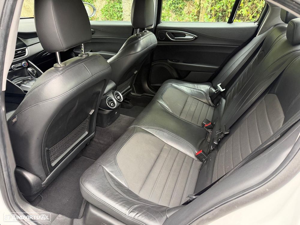 Alfa Romeo Giulia 2.2 D AT8 - 6