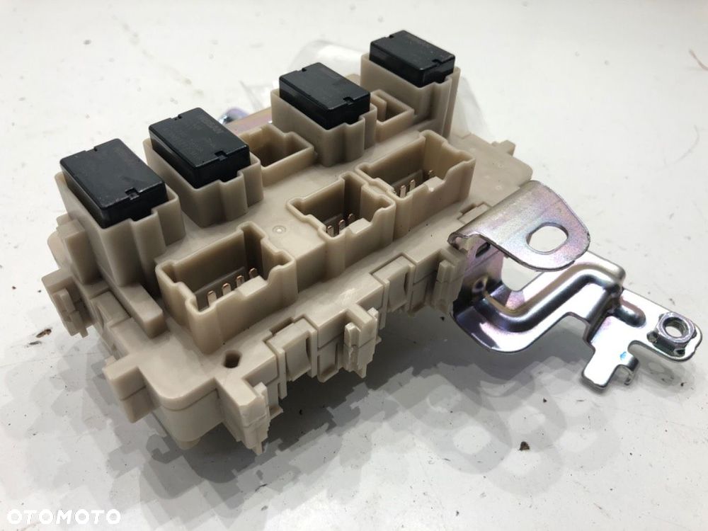 SKRZYNKA BEZPIECZNIKÓW  NISSAN QASHQAI II SUV (J11, J11_) 2013 - 2022 1.3 DIG-T 103 kW [140 KM] - 3