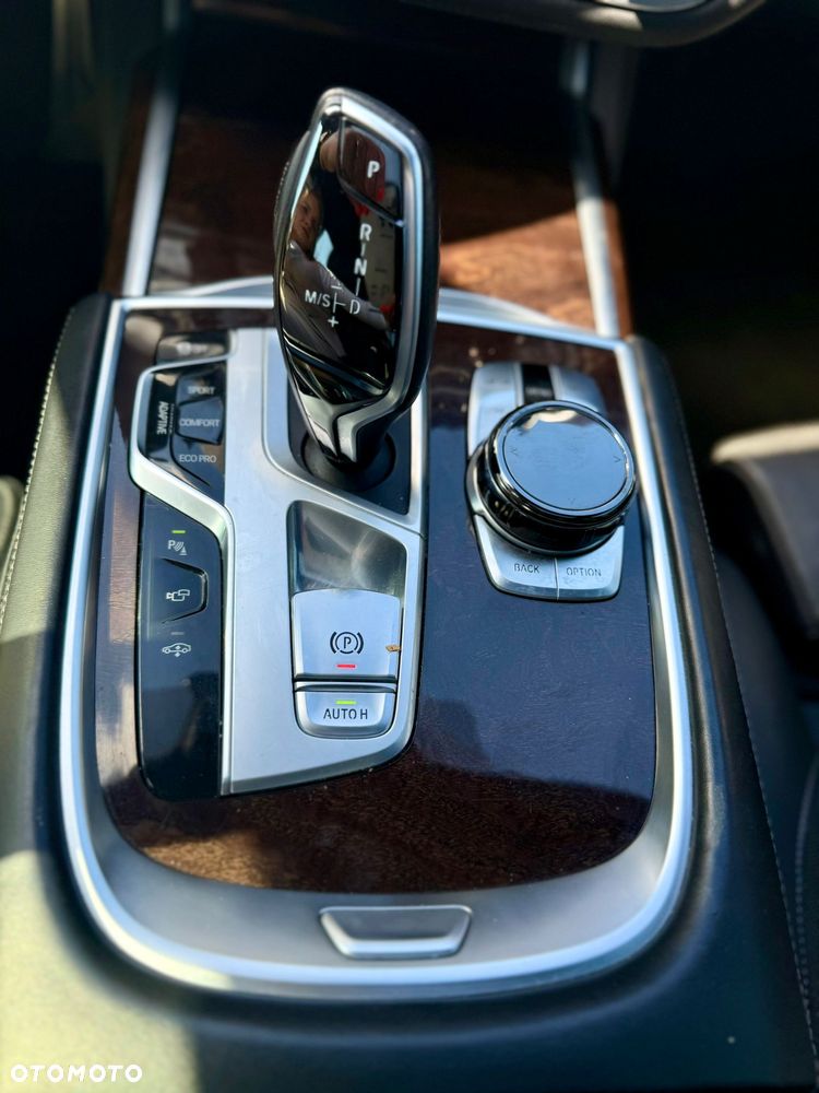BMW Seria 7 750i xDrive - 16