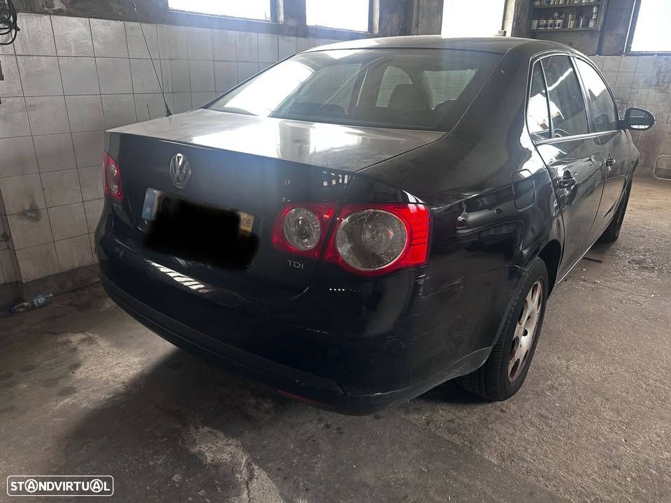 VW Jetta 1.9 TDi Confortline - 4