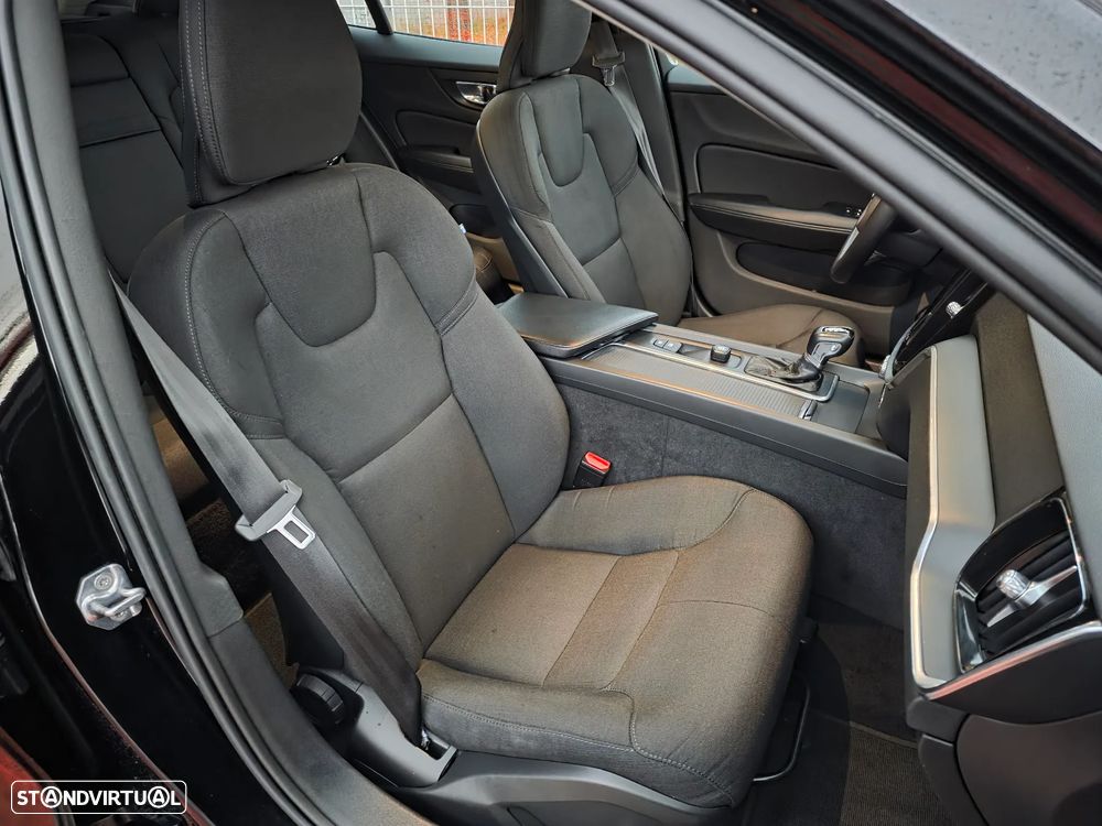 Volvo V60 2.0 D3 Momentum Geartronic - 4