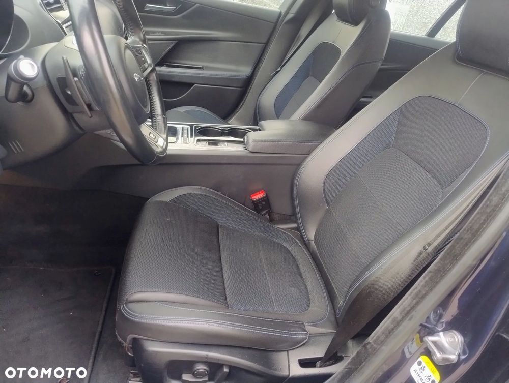 Jaguar XE 2.0 D R-Sport - 18