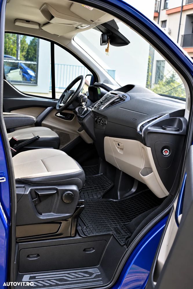 Ford Tourneo Custom - 12