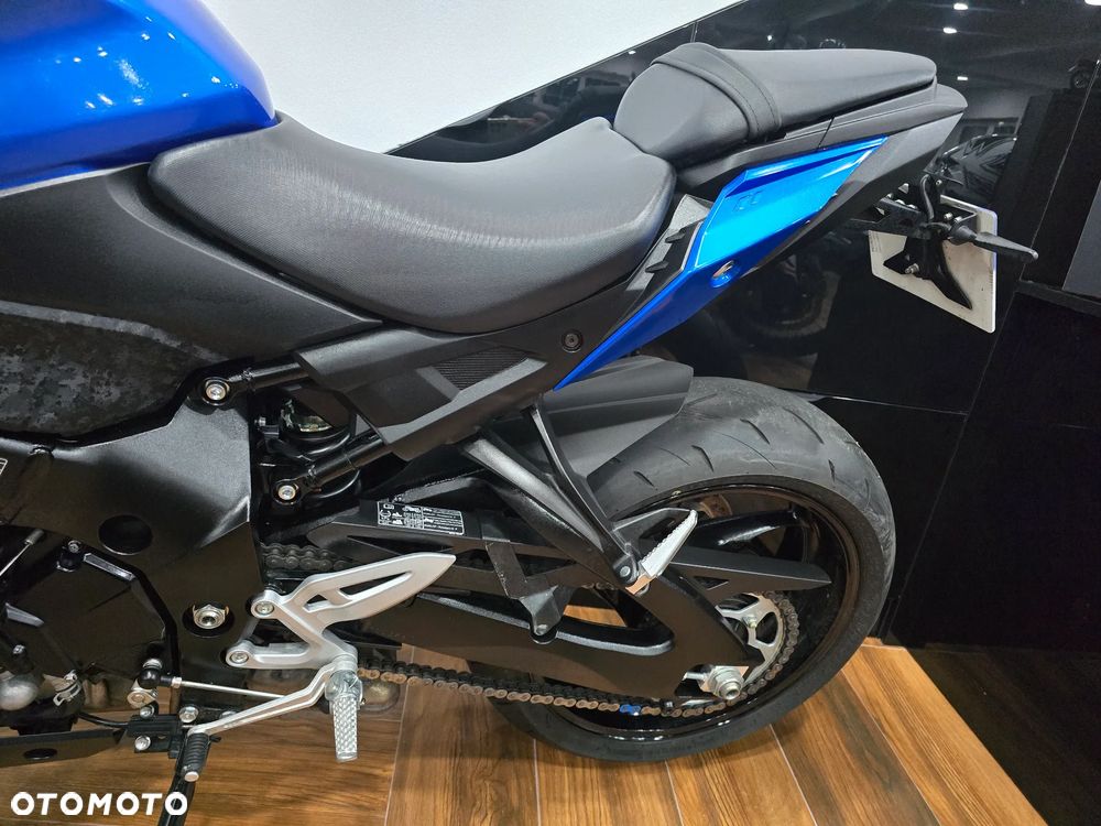 Suzuki GSX - 12