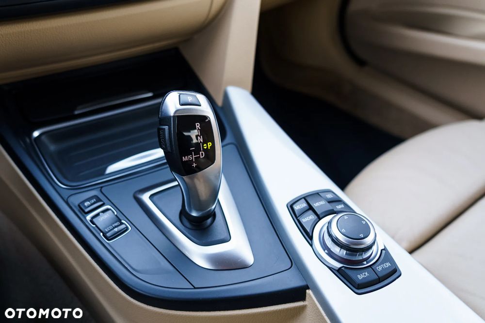 BMW Seria 3 320i - 12