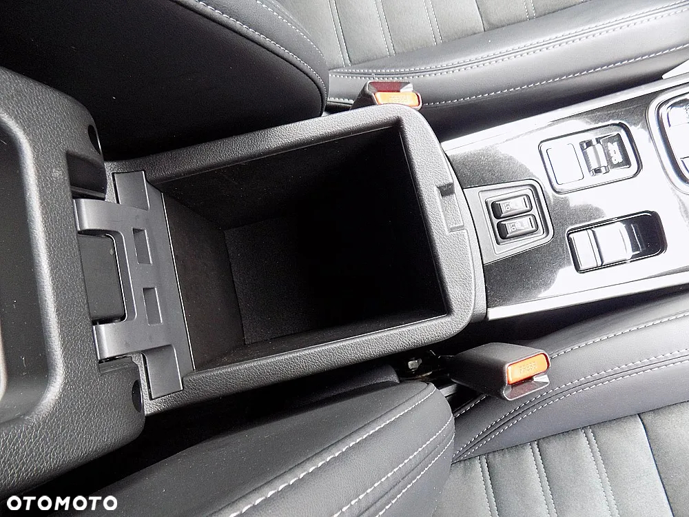 Mitsubishi Outlander 2.4 4WD Plug-In Hybrid Top - 24
