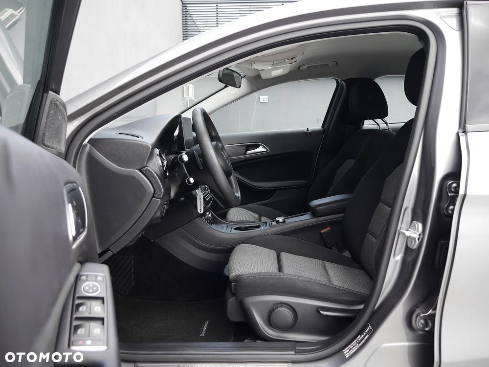 Mercedes-Benz GLA 180 7G-DCT - 11
