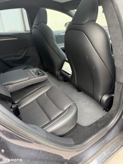 Tesla Model S - 10