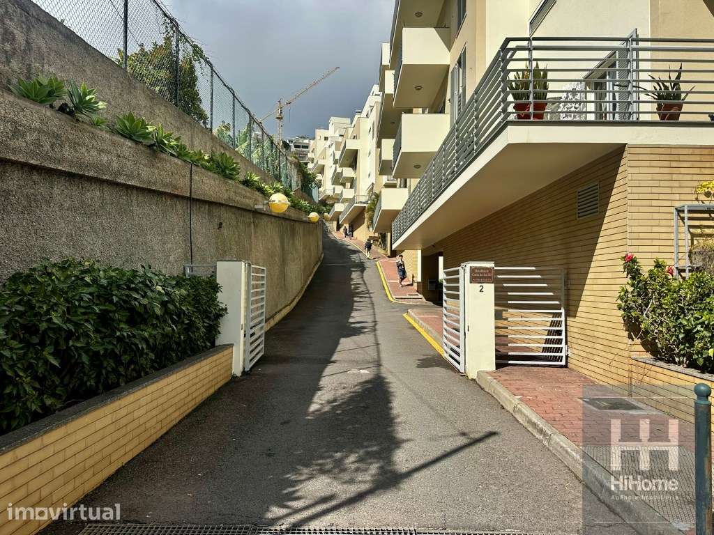 Estacionamento coberto no Edifício Costa Sol na Ajuda - Grande imagem: 2/10
