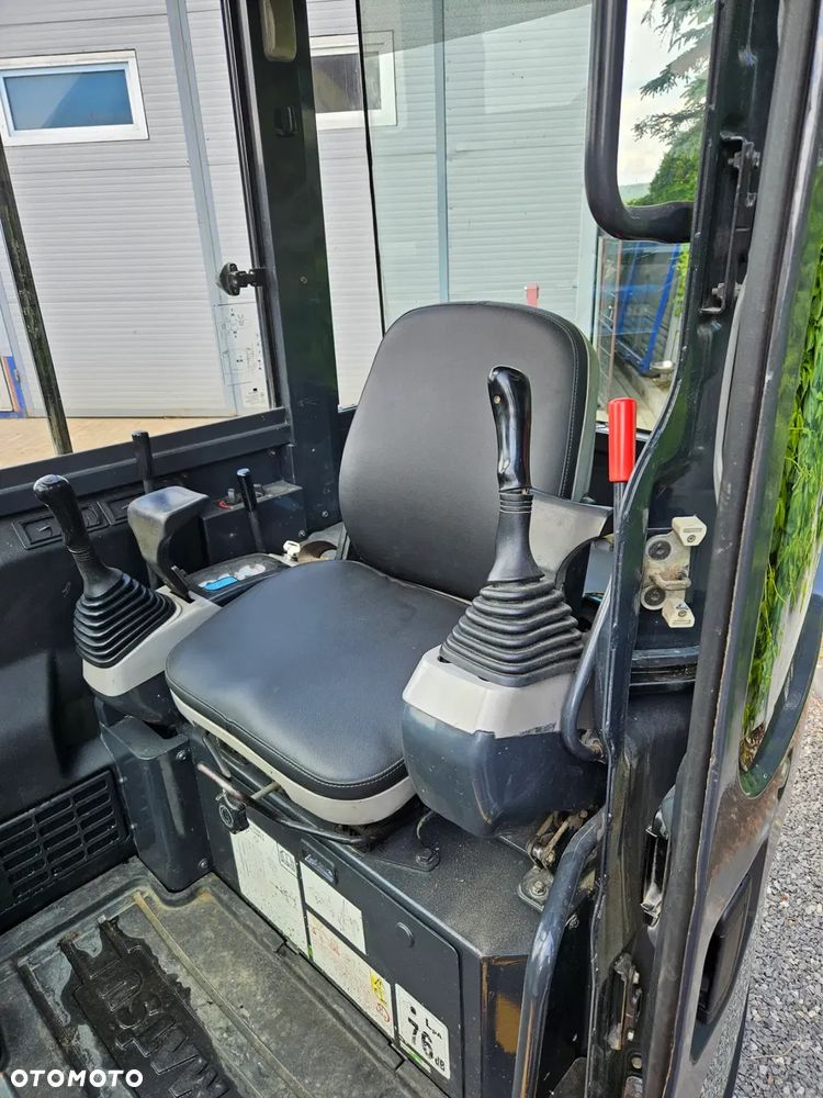 Komatsu PC30MR-2 - 8