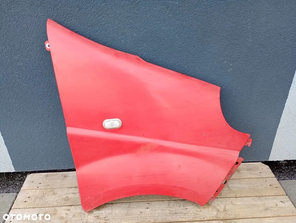 Błotnik Przedni Prawy Przód Renault Trafic II Vivaro A Primastar 2001-2014 Czerwony