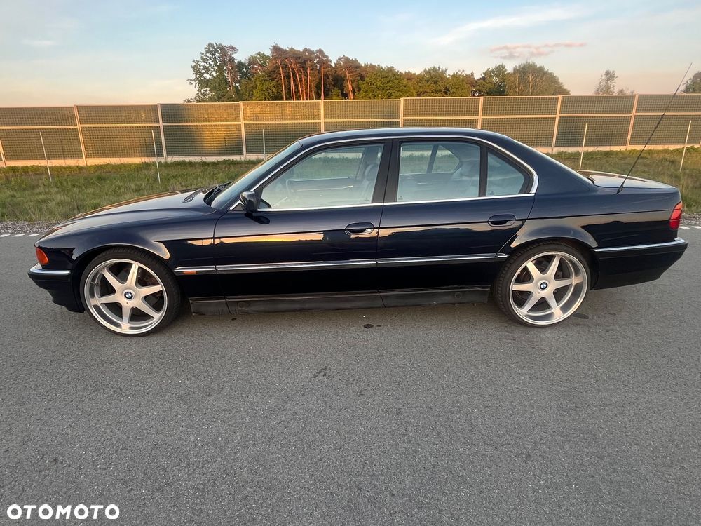 BMW Seria 7 740i V8 - 6